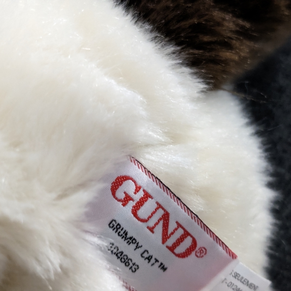 Grumpy cat lying down plush - Picture 6 of 6